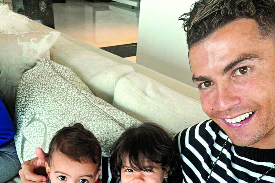 Cristiano Ronaldo mostra momentos de ternura com as filhas. O craque é pai de Cristianinho, Eva, Mateo e Alana Martina  