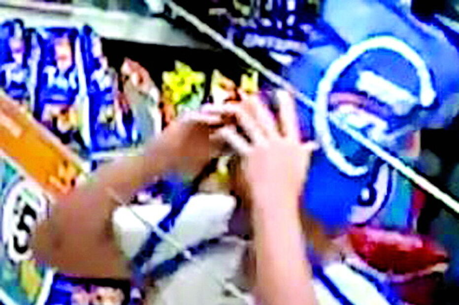 Ladrão desastrado mostra cara durante assalto