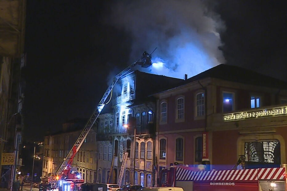 Incêndio no centro histórico do Porto destrói casa onde nasceu Almeida Garrett e fere dois bombeiros 