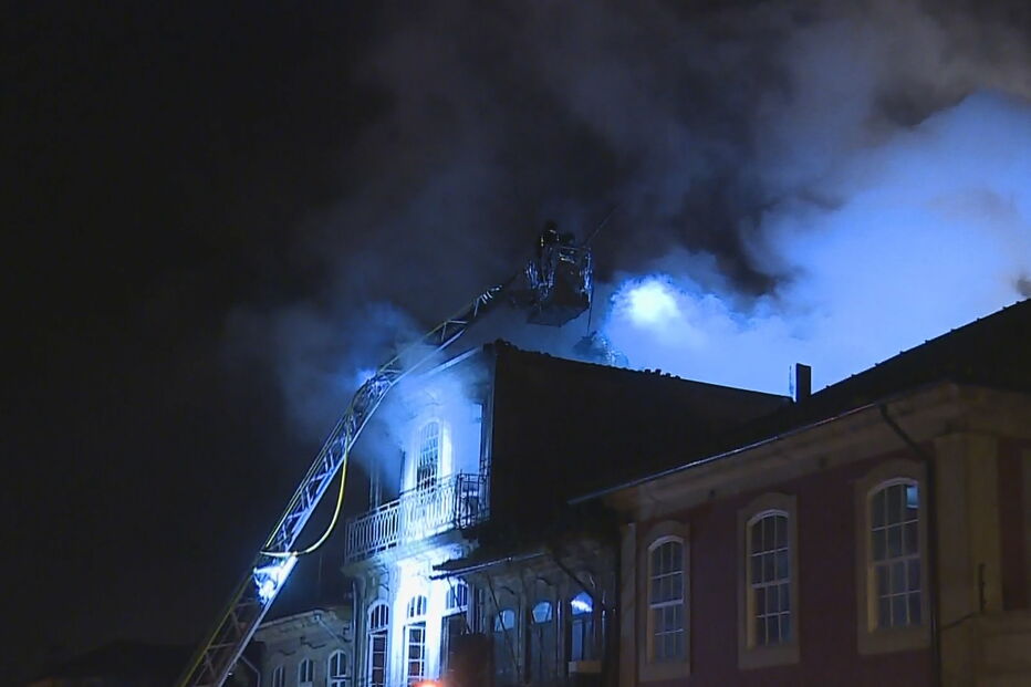 Incêndio no centro histórico do Porto destrói casa onde nasceu Almeida Garrett e fere dois bombeiros 