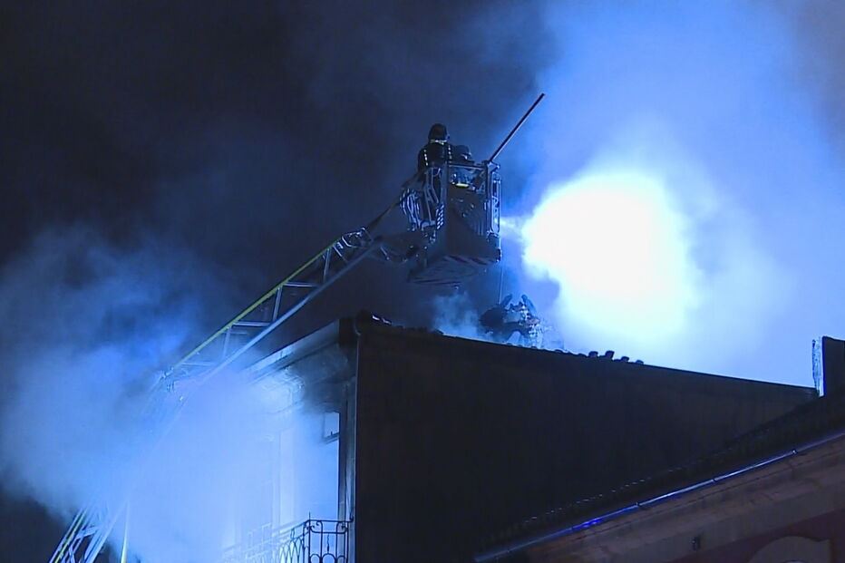Incêndio no centro histórico do Porto destrói casa onde nasceu Almeida Garrett e fere dois bombeiros 