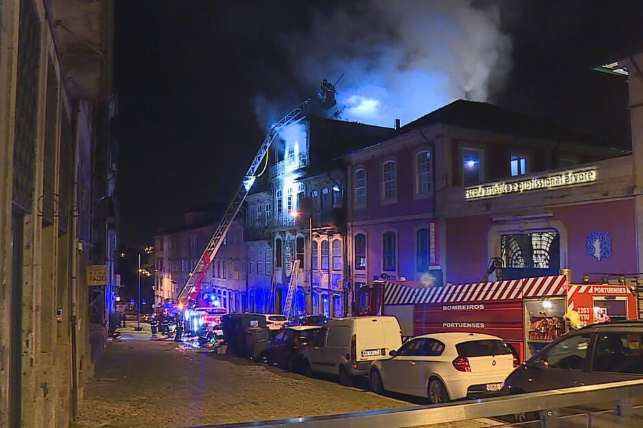 Incêndio no centro histórico do Porto destrói casa onde nasceu Almeida Garrett e fere dois bombeiros 