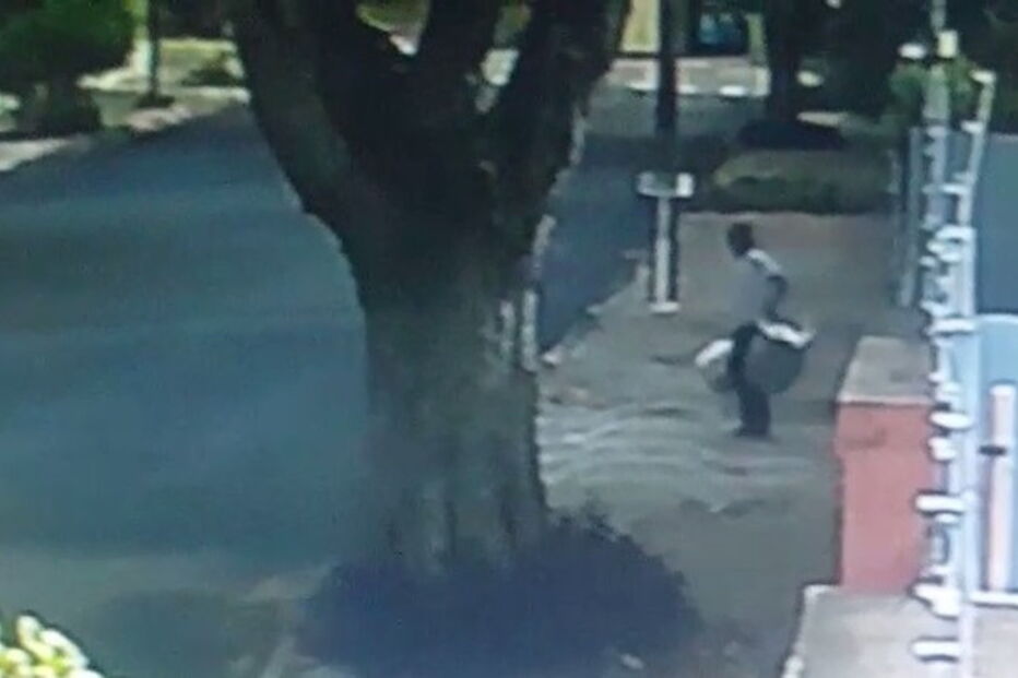 Dois homens foram filmados a arrombar a porta de um armazém para roubarem barris de cerveja