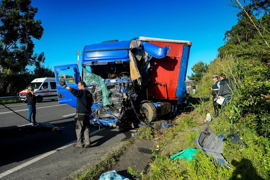 Colisão obrigou ao corte do IP6 durante várias horas para prestar socorro às vítimas e remover os veículos 