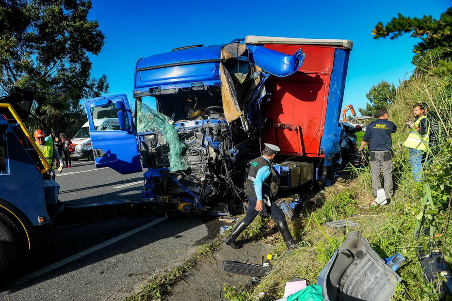 Colisão obrigou ao corte do IP6 durante várias horas para prestar socorro às vítimas e remover os veículos 