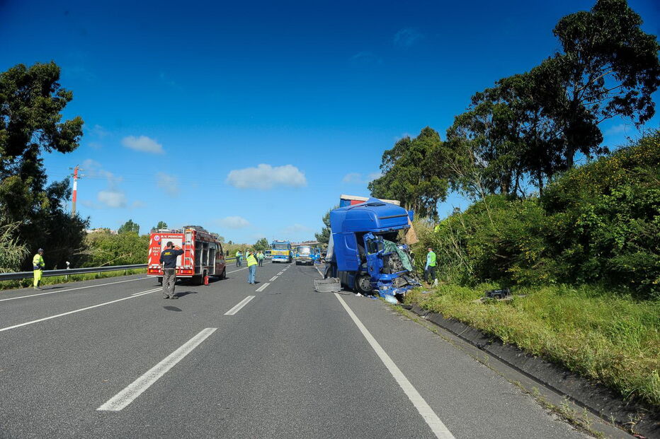 Colisão obrigou ao corte do IP6 durante várias horas para prestar socorro às vítimas e remover os veículos 