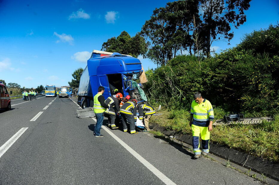 Colisão obrigou ao corte do IP6 durante várias horas para prestar socorro às vítimas e remover os veículos 