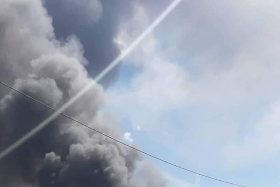 Chamas consomem fábrica de estofos em Paredes