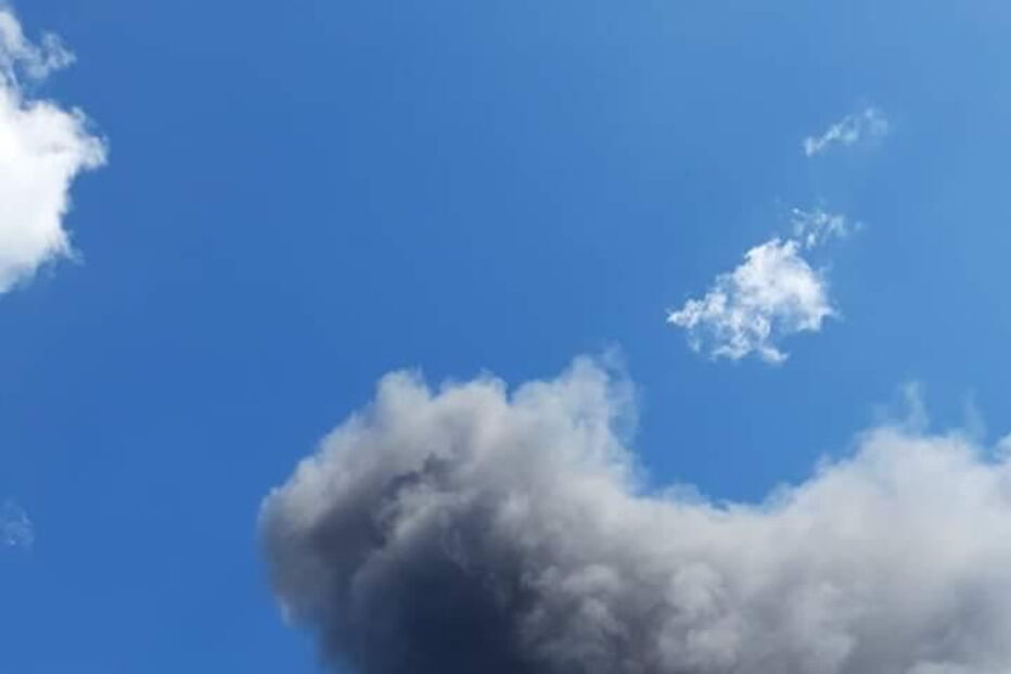 Chamas consomem fábrica de estofos em Paredes