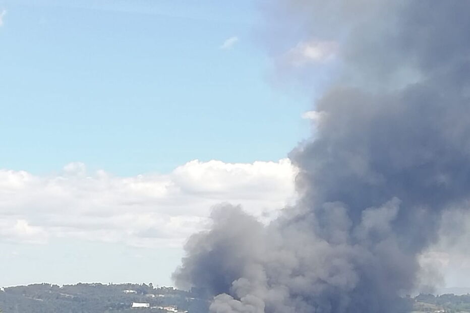 Chamas consomem fábrica de estofos em Paredes