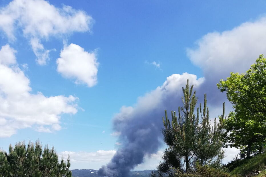 Chamas consomem fábrica de estofos em Paredes