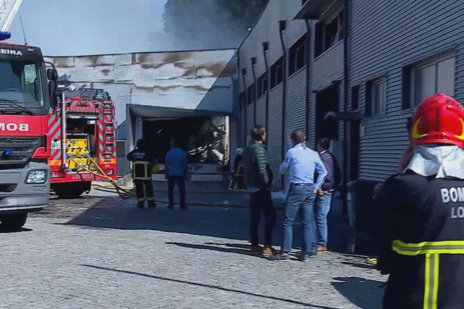 Chamas consomem fábrica de estofos em Paredes 