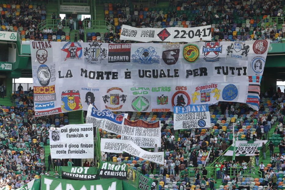 Claque do Sporting faz homenagem a adepto dois anos após morrer
