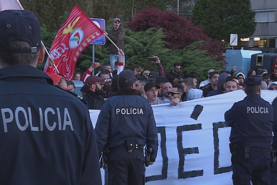 Adeptos eufóricos recebem equipa do Benfica em Vila Nova de Gaia