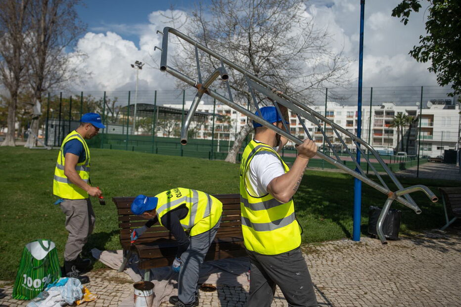 Reclusos saem da cadeia para fazer limpezas e pinturas em Olhão