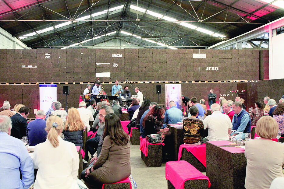 Público ficou sentado em mesas e banco feitos com blocos de cortiça produzidos dentro da corticeira  