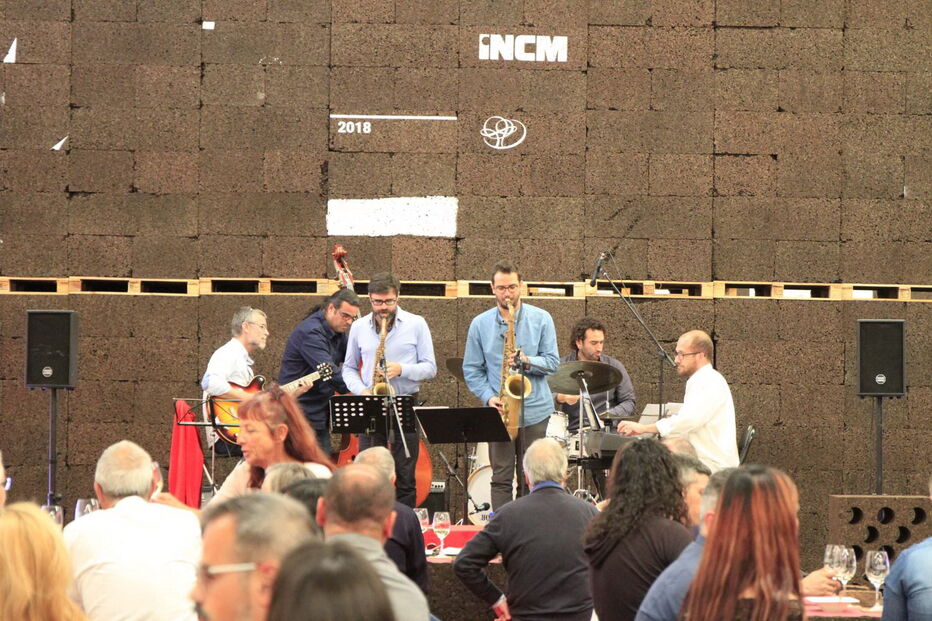 Público ficou sentado em mesas e banco feitos com blocos de cortiça produzidos dentro da corticeira  