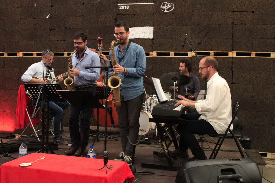 Público ficou sentado em mesas e banco feitos com blocos de cortiça produzidos dentro da corticeira  