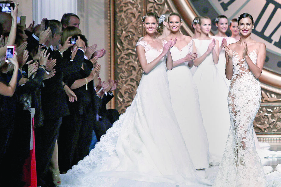 Irina Shayk volta a vestir-se de noiva