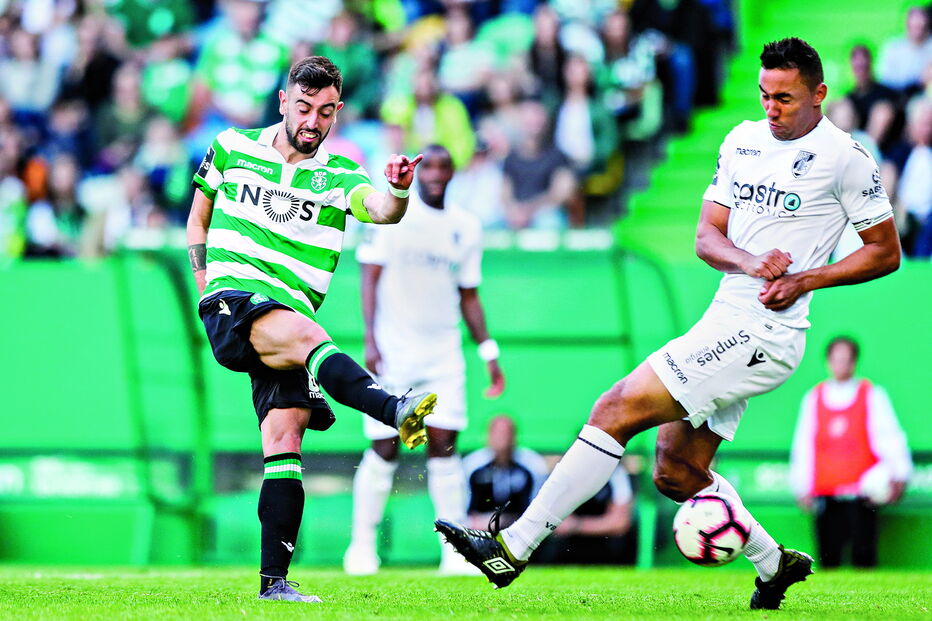 Bruno Fernandes remata perante a oposição do vimaranense Pedro Henrique  