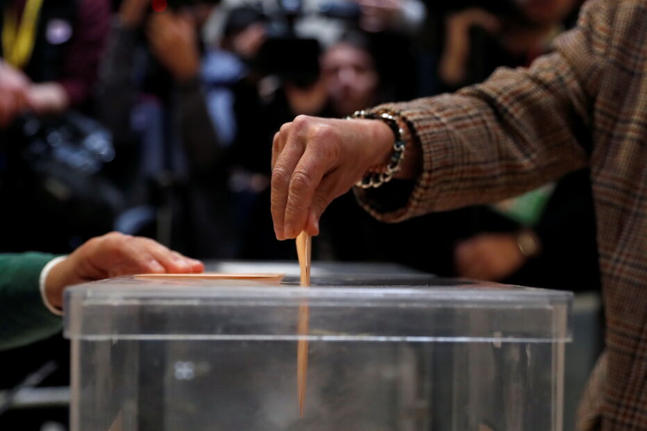 Urnas já abriram e espanhóis votam para eleger um novo governo