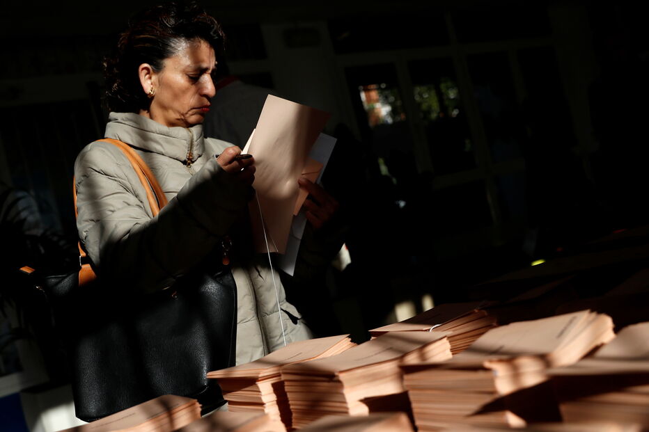 Urnas já abriram e espanhóis votam para eleger um novo governo