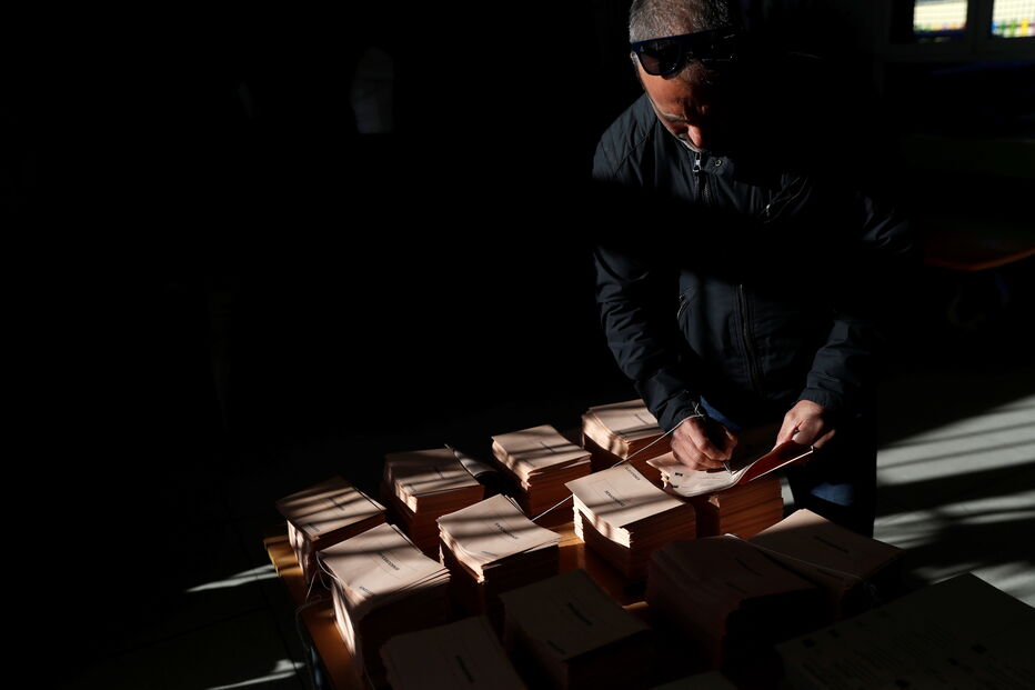 Urnas já abriram e espanhóis votam para eleger um novo governo