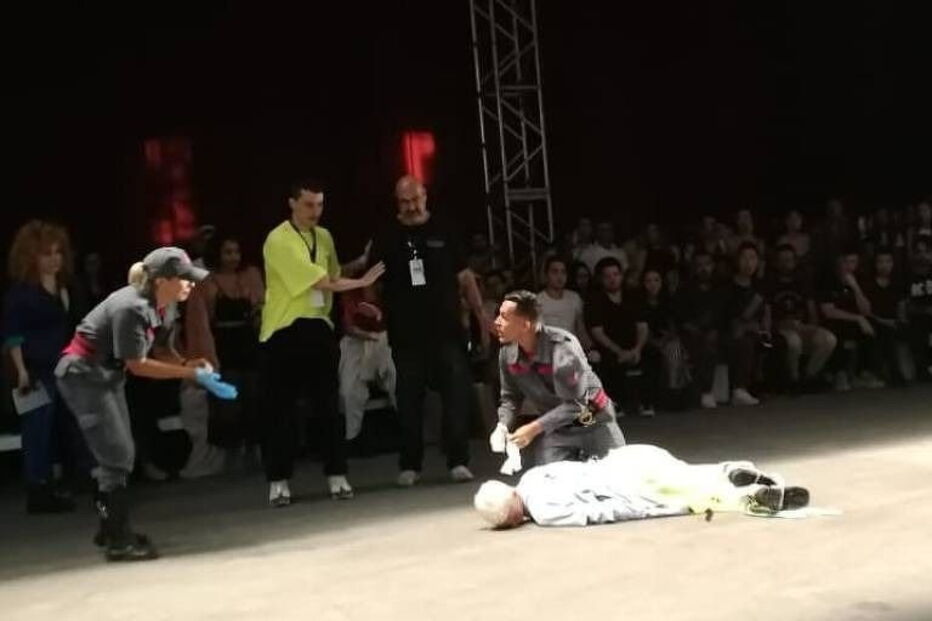 Tales Cotta, de 26 anos, caiu desamparado na passerelle da da 47ª edição da São Paulo Fashion Week.