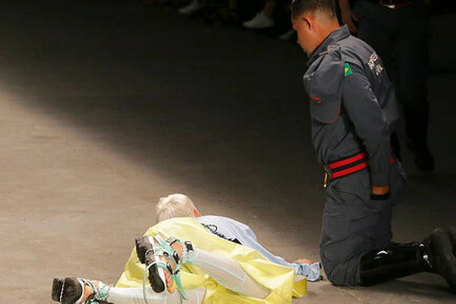 Tales Cotta, de 26 anos, caiu desamparado na passerelle da da 47ª edição da São Paulo Fashion Week.