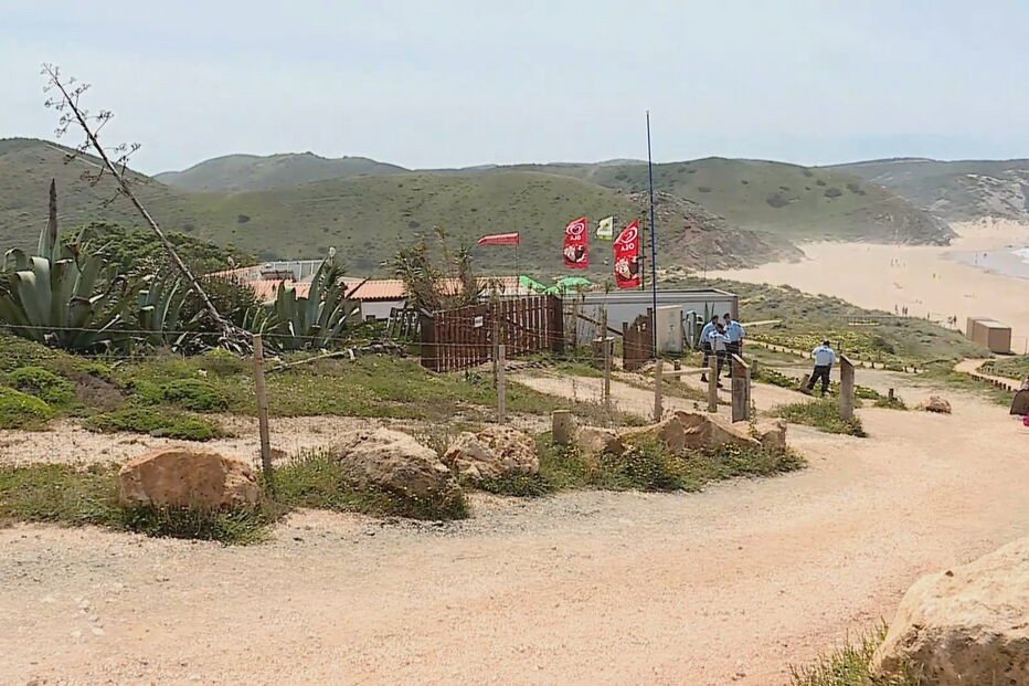 Homem morto a tiro de caçadeira em bar da Praia do Amado em Aljezur
