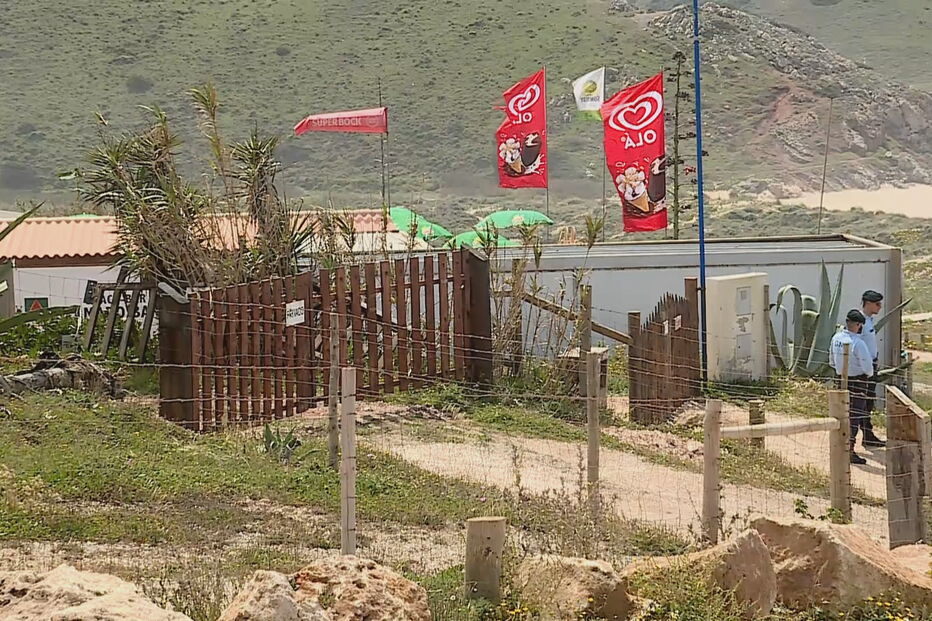 Homem morto a tiro de caçadeira em bar da Praia do Amado em Aljezur