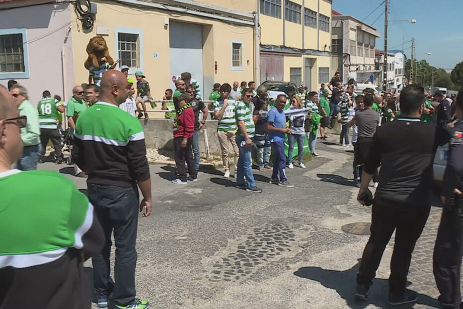 Dezenas de adeptos do Sporting recebem campeões europeus de futsal em Lisboa
