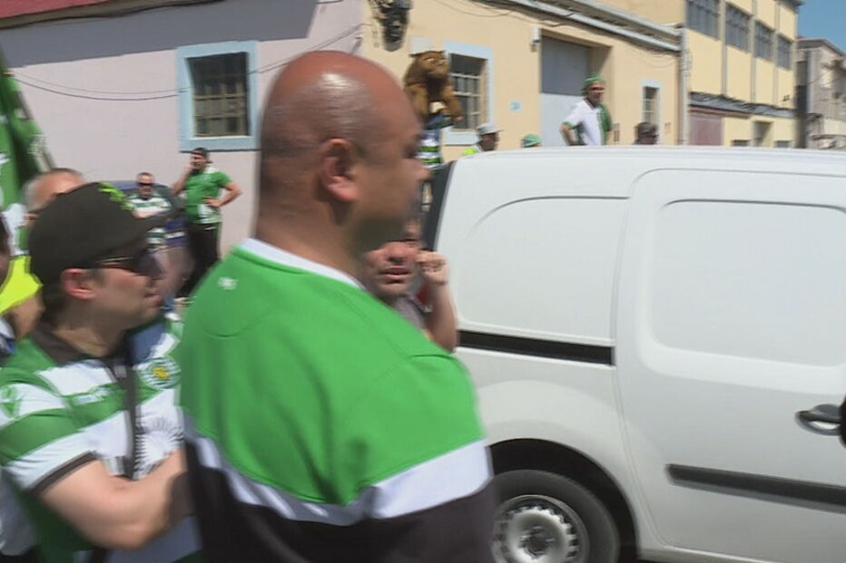 Dezenas de adeptos do Sporting recebem campeões europeus de futsal em Lisboa