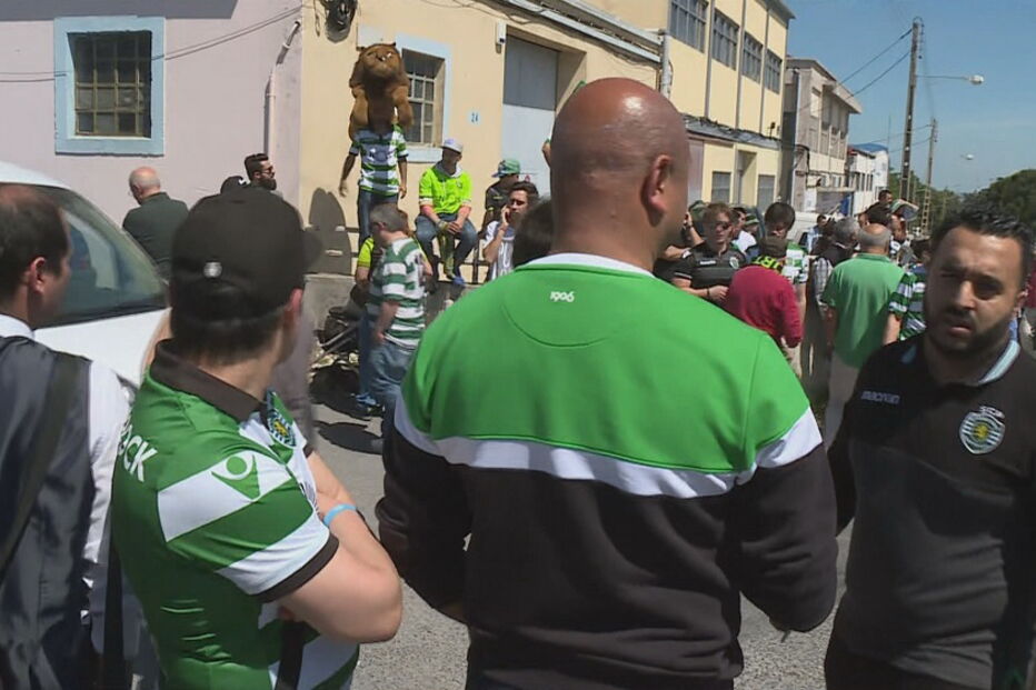 Dezenas de adeptos do Sporting recebem campeões europeus de futsal em Lisboa