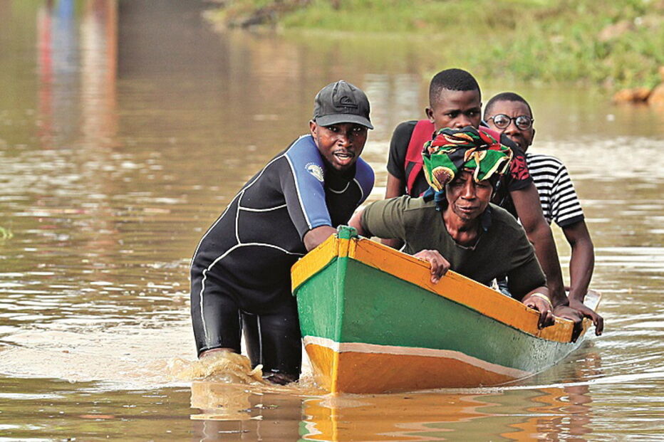 Autoridades estão a usar canoas para resgatar pessoas e distribuir ajuda 