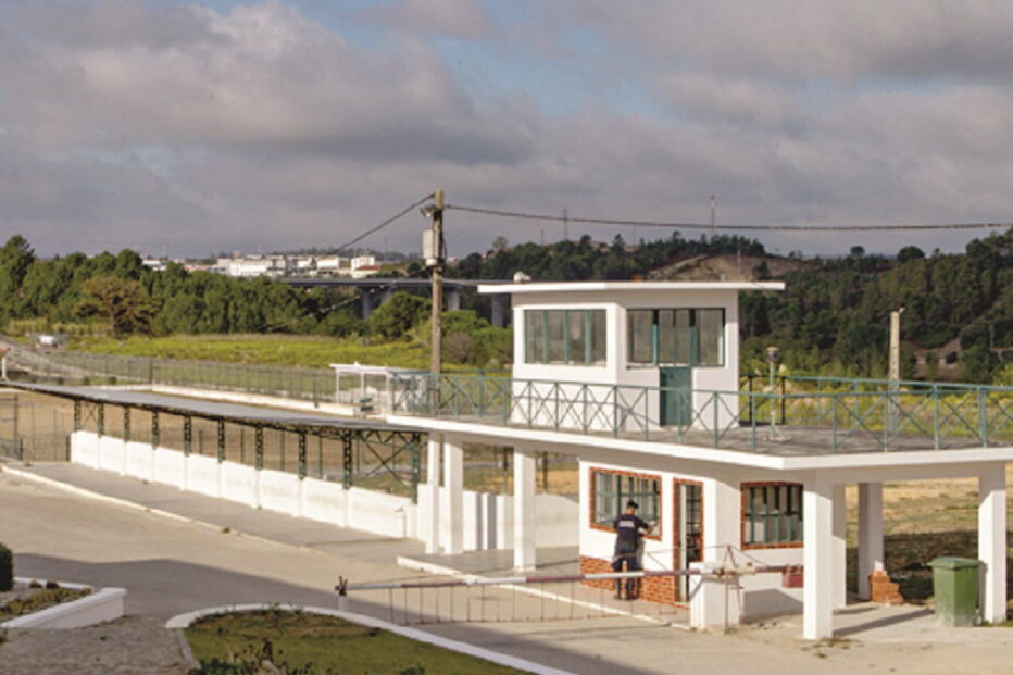 Agride guarda na cadeia de Leiria