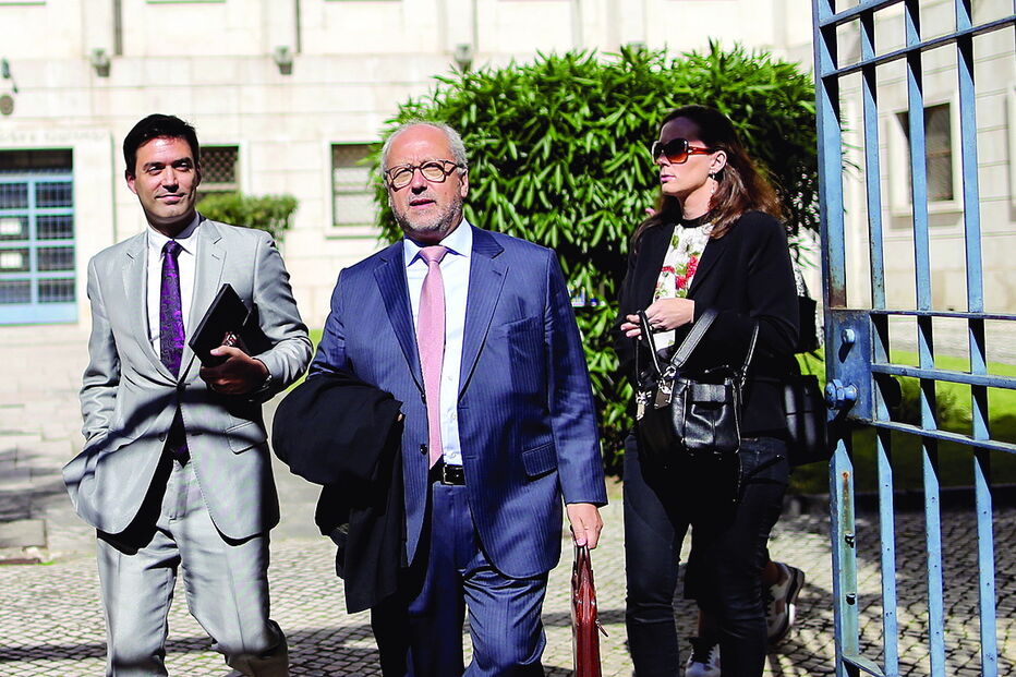 Domingos Farinho com o advogado e a mulher, ontem à saída do TCIC