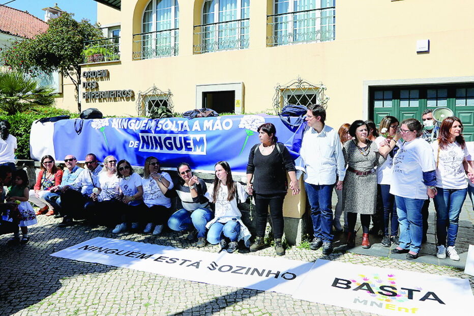 Vários enfermeiros fizeram um cordão humano 