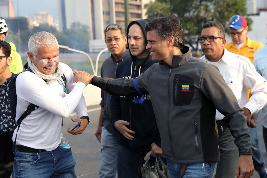 Tensão e confrontos nas ruas venezuelanas