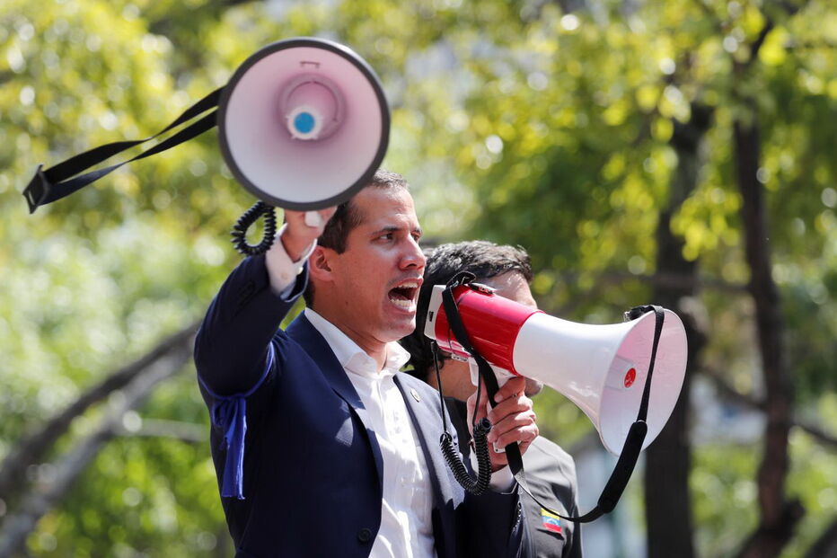 Juan Guaidó rodeado de apoiantes em Caracas