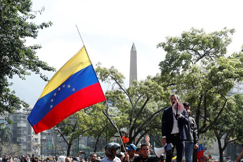 Juan Guaidó rodeado de apoiantes em Caracas