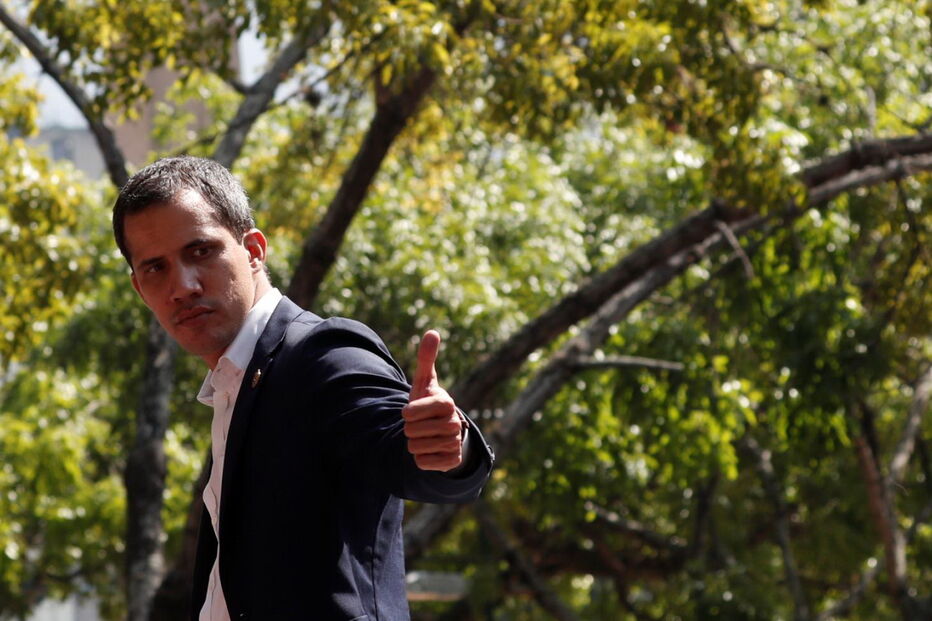 Juan Guaidó rodeado de apoiantes em Caracas