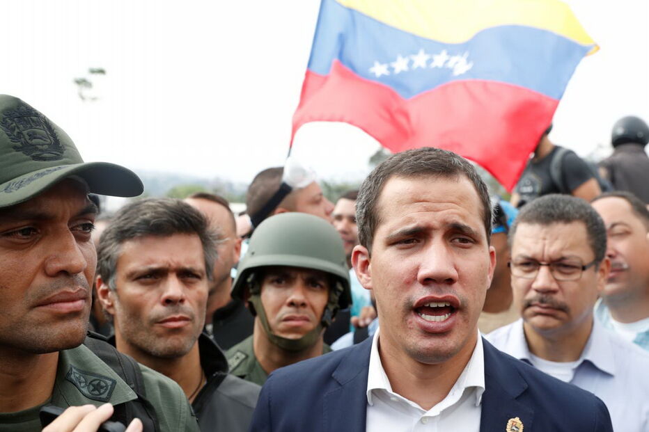 Juan Guaidó rodeado de apoiantes em Caracas