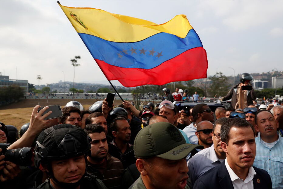 Juan Guaidó rodeado de apoiantes em Caracas