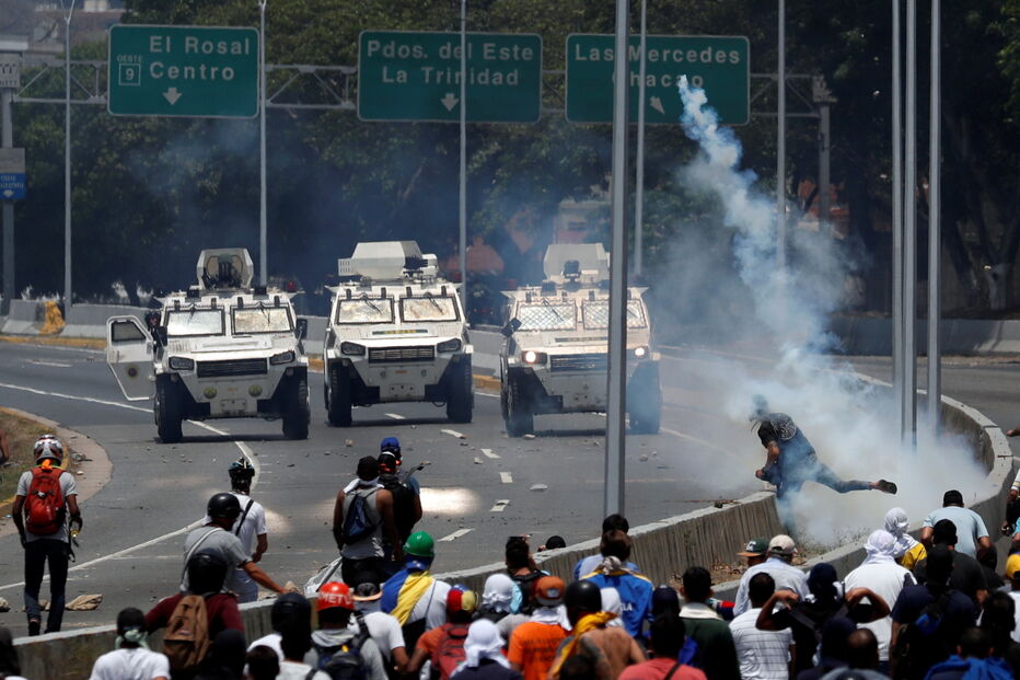 Tensão e troca de tiros. Tanques da Guarda Nacional atropelam civis nas ruas de Caracas