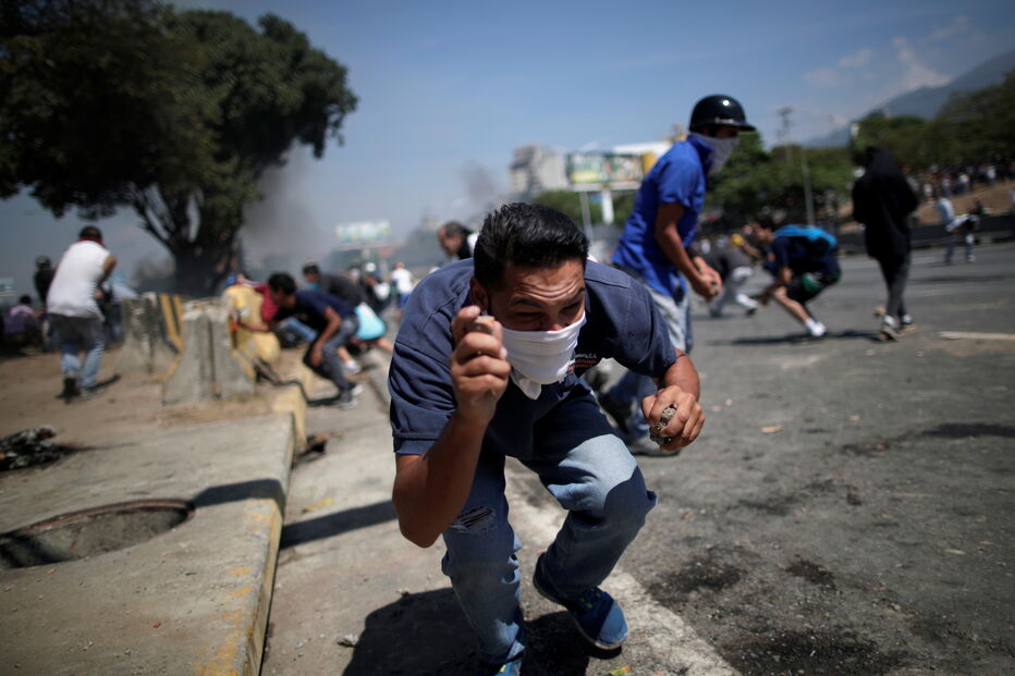 Tensão e troca de tiros. Tanques da Guarda Nacional atropelam civis nas ruas de Caracas