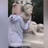 Vídeo mostra estrela do Instagram a destruir estátua para ganhar seguidores