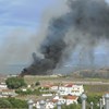 Incêndio consome mato e zona de barracas em Sacavém