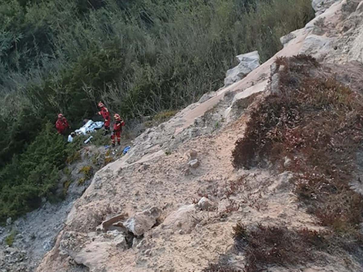 Mulher cai de arriba ao tirar fotos na praia de São Pedro do Estoril - SIC  Notícias