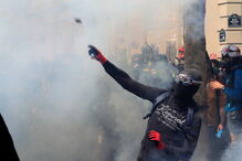 Coletes amarelos voltam a sair à rua em Paris no Dia do Trabalhador